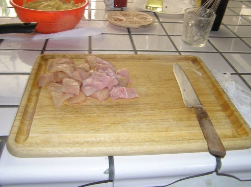 1. Рецепт приготовления соуса для спагетти с курицей следует начать с подготовки основных ингредиентов блюда. Курицу или филе вымыть, просушить и нарезать порционными кусочками. 