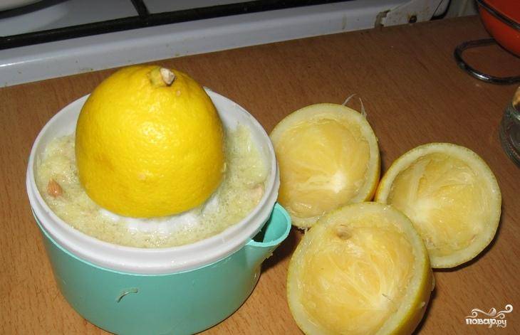 Сначала при помощи соковыжималки выдавим из двух лимонов сок. Если нужно процедите от косточек и мякоти.