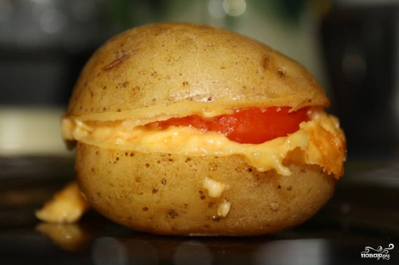 Как приготовить рецепт Картошка в духовке с помидорами и луком