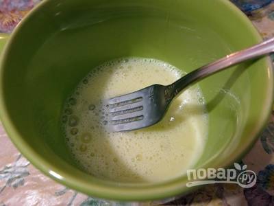 Приготовление начните с теста для блинов. Взбейте яйцо вилкой.