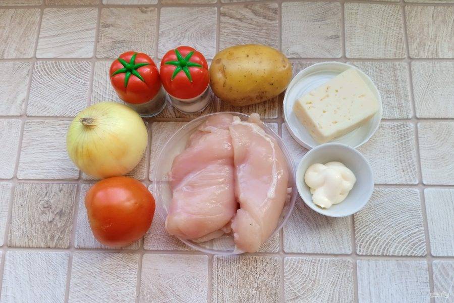 Подготовьте все ингредиенты для приготовления курицы по-французски с картошкой.