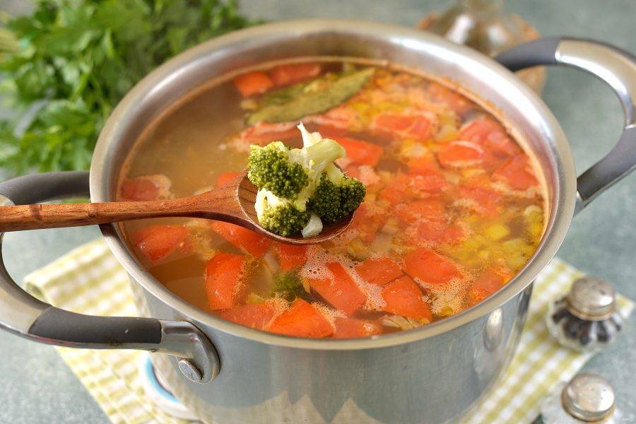 Последней выложите соцветия брокколи и варите последние 5 минут. В процессе суп посолите и поперчите.