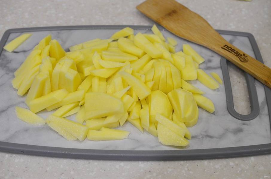 4. Картофель почистите, нарежьте тонкой соломкой и добавьте в сковороду. Обжаривайте все вместе до готовности картофеля. В конце посолите.