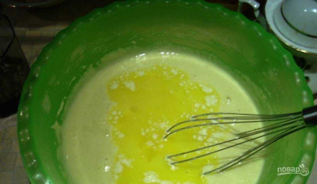 2. А теперь отдельно добела перетираем яйца с сахаром, в эту смесь добавим муку и растопленное масло. Когда смесь с манкой набухнет, добавим ее в тесто.