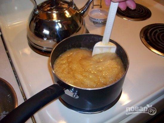 В сотейнике растопите масло, всыпьте муку и немного ее подрумяньте. Добавьте сахар (белый и коричневый), влейте воду. Доведите до кипения и, постоянно помешивая, варите карамель 5 минут. Карамель готова!