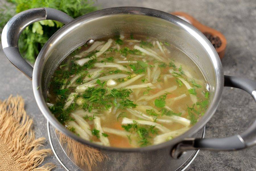 Суп посолите и поперчите по вкусу, всыпьте нарубленную петрушку, перемешайте и выключите плиту. Оставьте суп под крышкой минут на 10-15 настояться. 