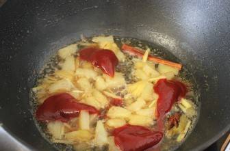 5. Также нам следует обжарить ананас и можно добавить корень имбиря - эти два ингредиента замечательно сочетаются друг с другом и делают блюдо ароматным.