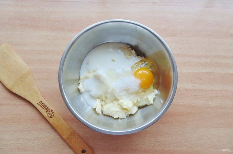 Добавьте яйцо, кефир, соль и сахар.