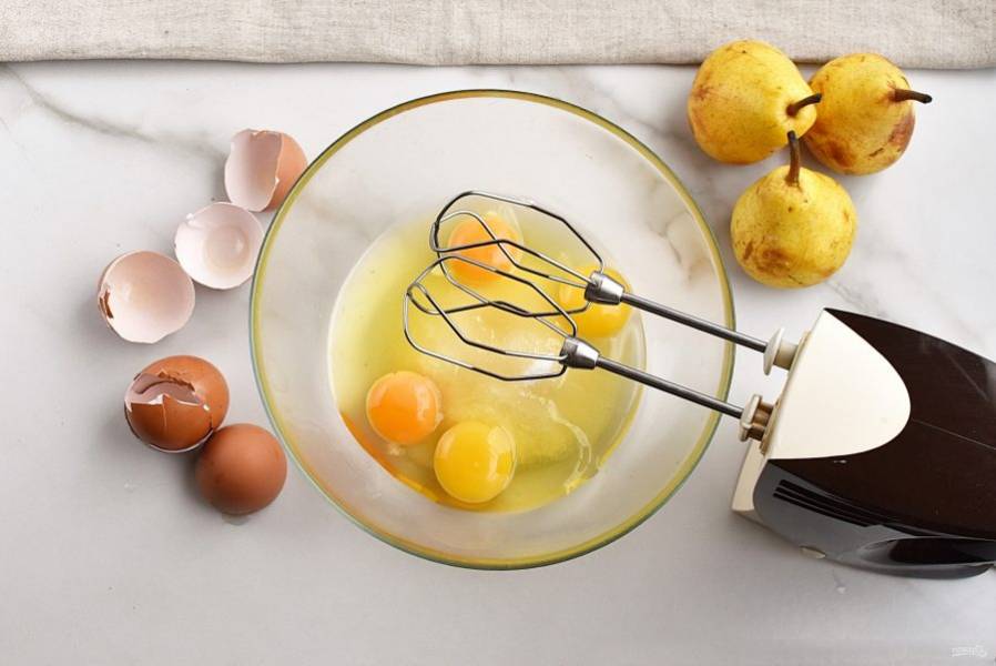 Включите духовку на 180 градусов. Взбейте яйца с сахаром в большой миске электрическим миксером не менее 3 минут, до пышной пены и увеличения объема в три раза.