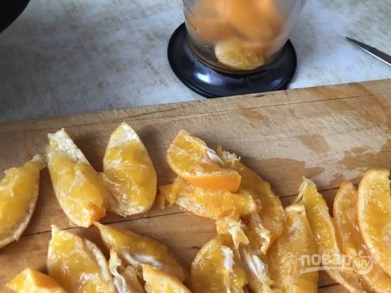 3. Через два часа отваренные мандарины порезать, проверить на наличие косточек и удалить их.  Выложить мандарины в чашу блендера и измельчить до состояния пюре.