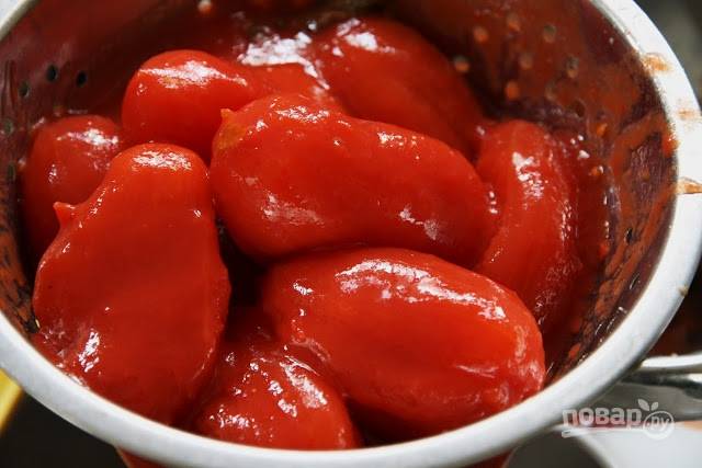5.	Вымойте томаты, обдайте их кипятком и откиньте на дуршлаг, удалите кожуру, затем нарежьте кусочками.