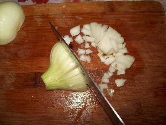 4. Очистить среднюю луковицу и нарезать мелкими кубиками. 