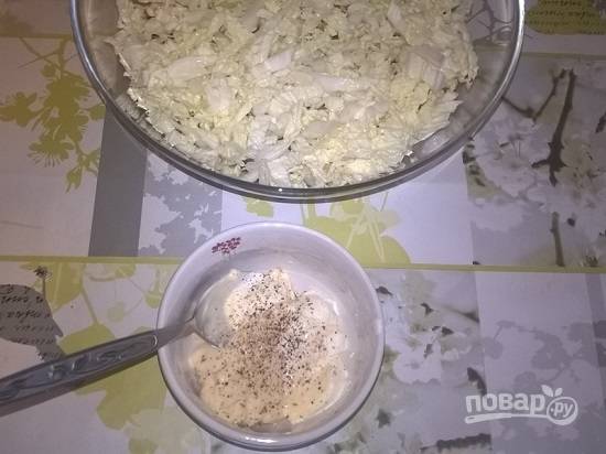 Смешиваем майонез и сметану, по вкусу перчим и солим.