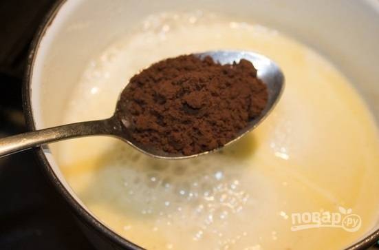 7. Для приготовления глазури в кипящее молоко добавьте сливочное масло, сахар и какао. Тщательно перемешайте, снимите с огня и вылейте сверху. 