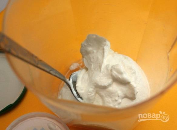 8. Для приготовления крема взбейте сметану с сахаром. По желанию можно добавить ванилин для аромата или цедру лимона. 