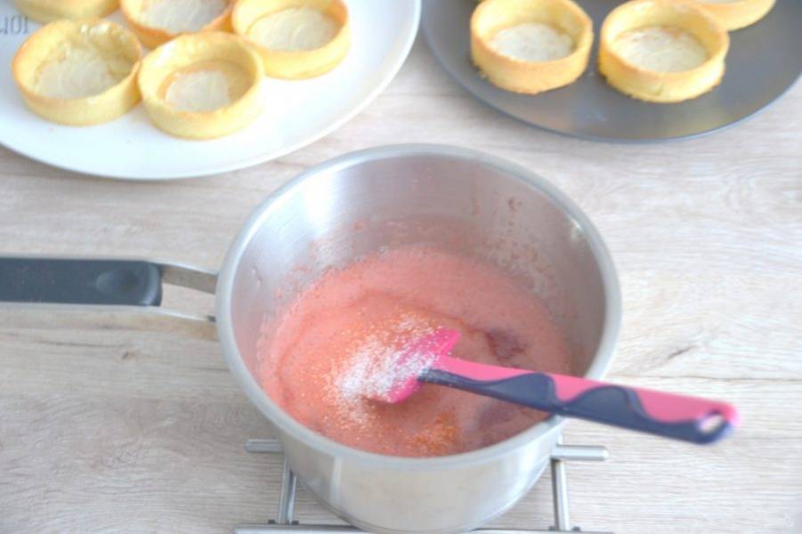 Слегка нагрейте ягодное пюре до температуры не выше 45 градусов. Тонкой струйкой всыпьте смесь сахара с пектином и варите при помешивании с момента закипания 2 минуты. Снимите с огня, всыпьте лимонную кислоту, размешайте.