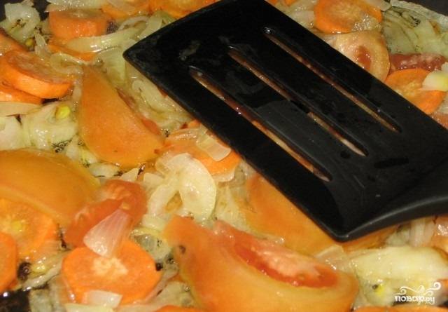 2.	Лук и морковь моем и нарезаем все кольцами, обжариваем их на сковороде с добавлением подсолнечного масла. Моем, дольками нарезаем помидор и тоже отправляем его в сковороду к луку и моркови. 