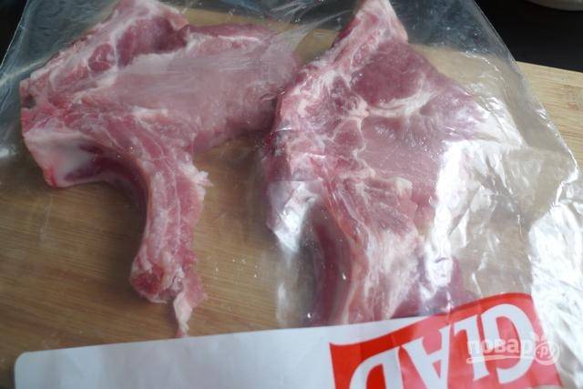 Мясо промойте и обсушите бумажным полотенцем. Сложите мясо в вакуумный пакет.