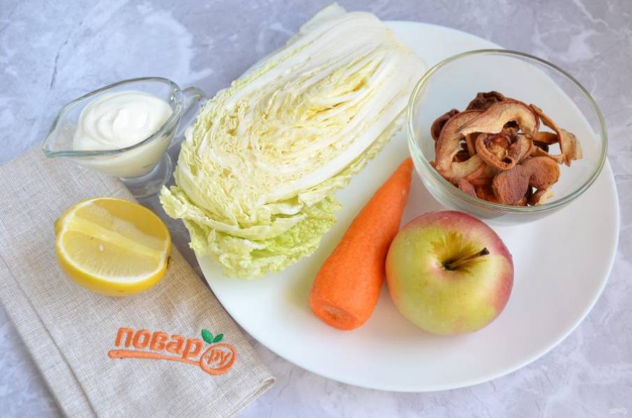 1. Подготовьте продукты для салата, вымойте овощи-фрукты. 