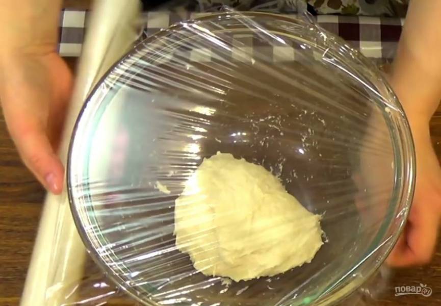 2. Переложите тесто в миску и накройте его пищевой пленкой на 40 минут при комнатной температуре. Противень поставьте в духовку и разогрейте до 250 градусов. 
