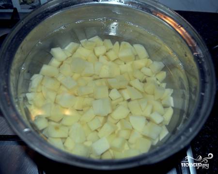 Ставим кастрюлю с водой на плиту и добавляем туда нарезанный кубиками картофель. Предлагаю посолить немного. Консервированный щавель обычно содержит соль, поэтому не пересолите супчик.