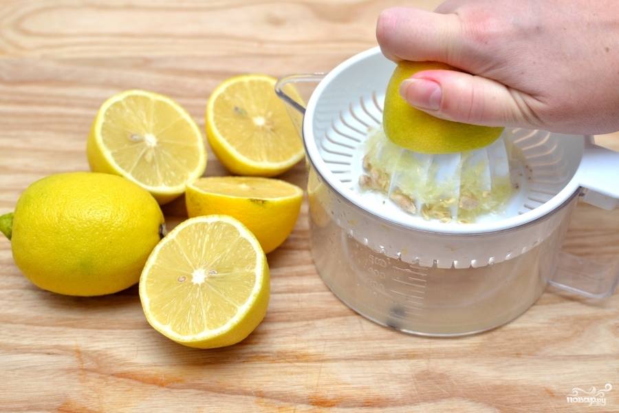 Выдавите из всех лимонов сок.