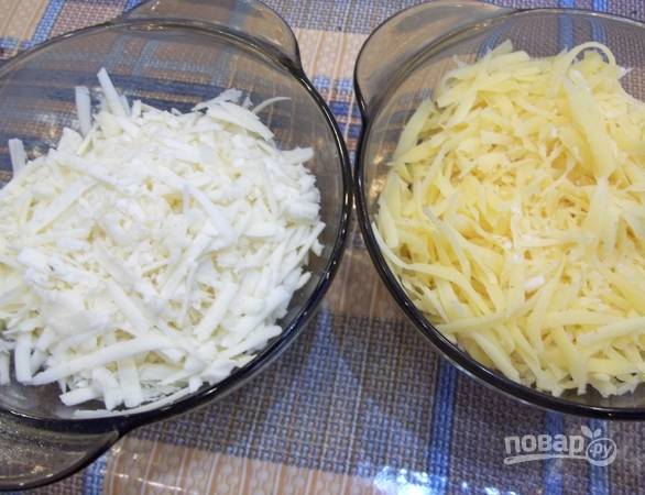 7.	Плавленый сыр предварительно отправил в морозильную камеру, затем измельчаю на крупной терке оба вида сыра.