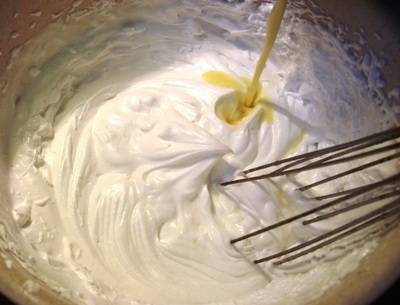 4. Пока варится масса взбиваем сливки. После этого остывшее молоко с яйцами смешиваем со сливками, аккуратно перемешиваем и перекладываем в форму.