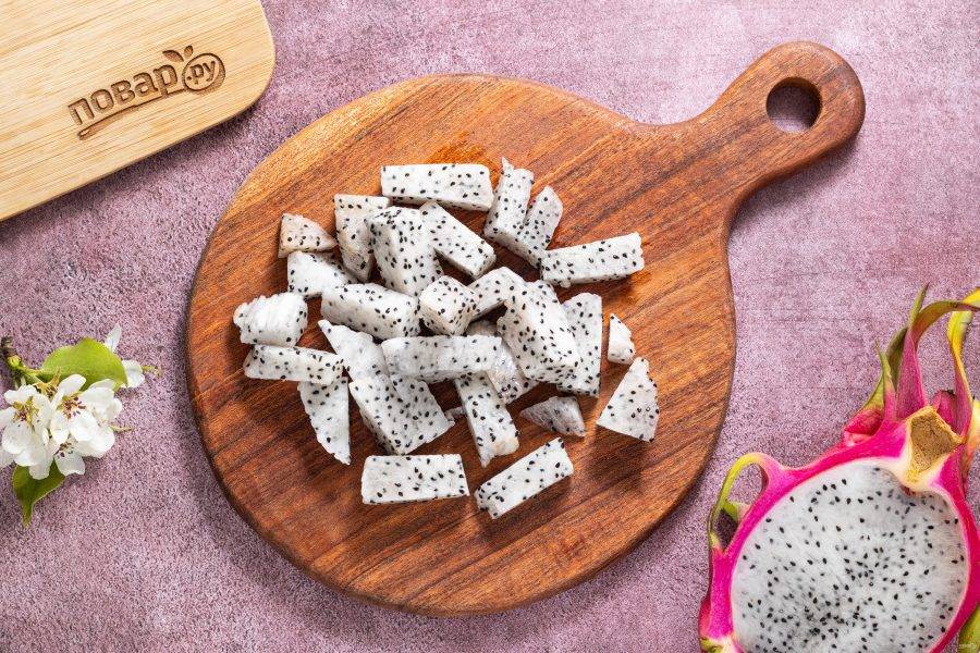 Питахайю очистите от кожуры и нарежьте кубиками.