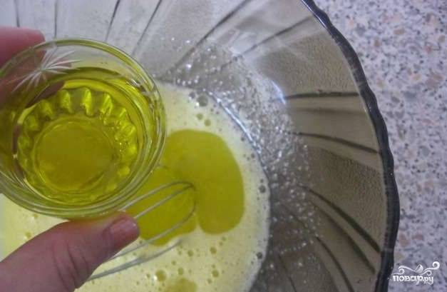 2. Соедините смесь с оливковым маслом.