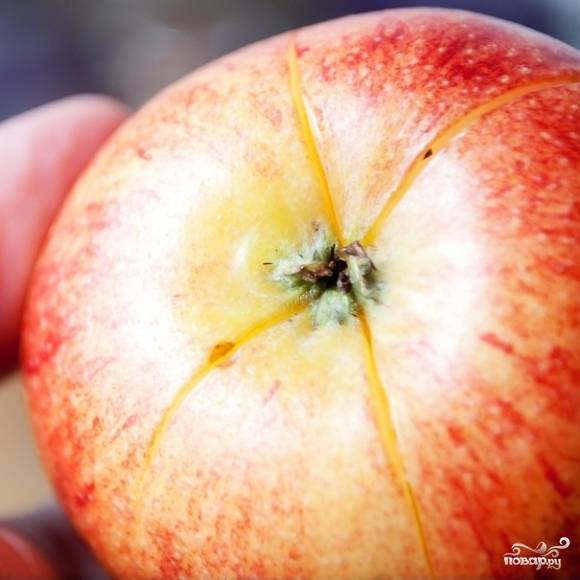 На нижней части яблока сделайте крестообразный неглубокий надрез.