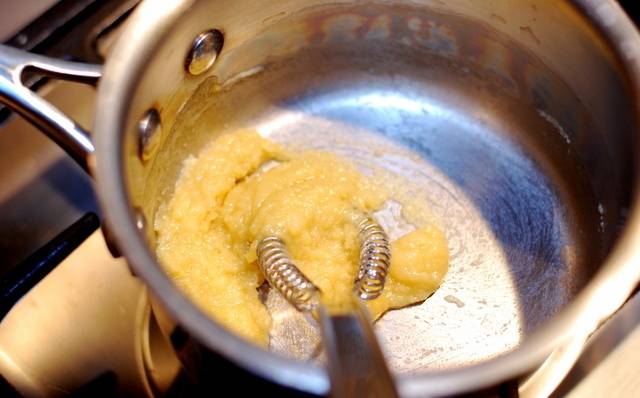 2. Отдельно готовим соус: обжариваем муку со сливочным маслом до золотистого цвета, постепенно добавляем молоко или сливки и выдавленный чеснок. Варим соус, постоянно помешивая.