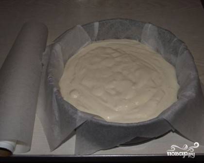 Застилаем форму для выпечки пергаментом, аккуратно выкладываем тесто. Постучим формой, чтобы тесто равномерно распределилось.