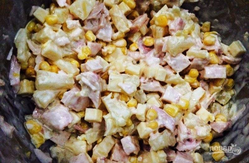 Салат заправьте майонезом и перемешайте. Приятного аппетита!