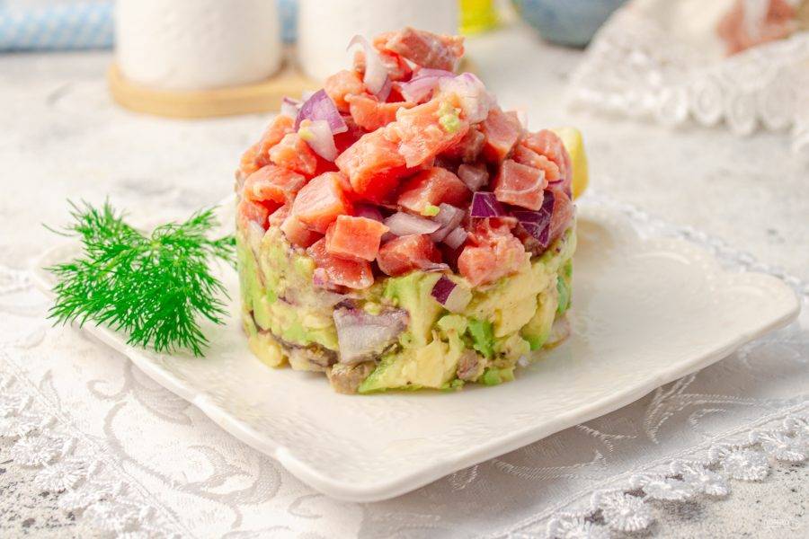 Спустя время достаньте салат из холодильника и аккуратно снимите кольцо. Готовый салат подавайте охлажденным. Приятного аппетита!