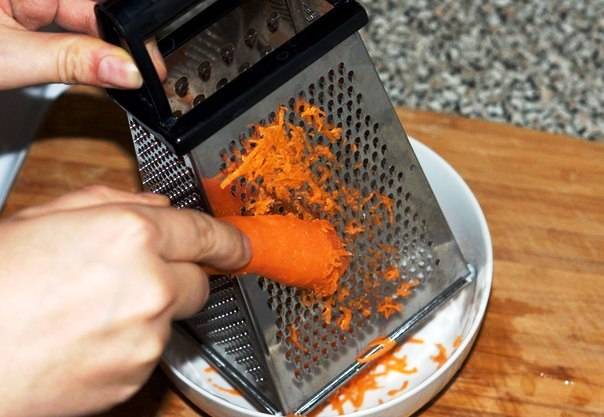 Морковь потрите на мелкой терке или измельчите в кухонном комбайне.