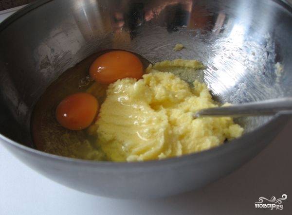 К маслу добавляем яйца и тщательно размешиваем.