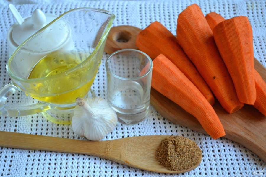Подготовьте все необходимые ингредиенты. Морковь предварительно промойте и очистите.