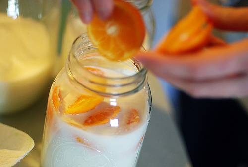 1. Смешаем до однородности сахар, водку и молоко. Затем выжмем сок из фруктов. Можно добавить апельсиновую и (немного) лимонную цедру. Накрываем марлей. 