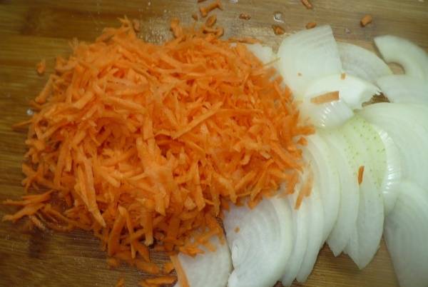 Морковь трем на крупной терке, а репчатый лук нарезаем полукольцами. 