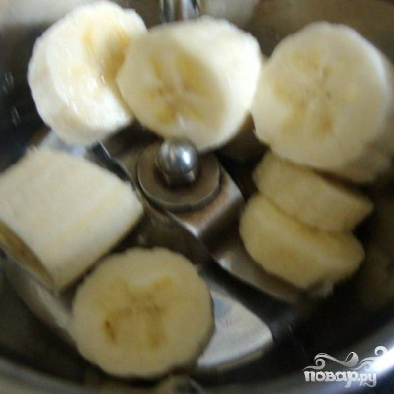 Порежьте банан, и сделайте пюре.