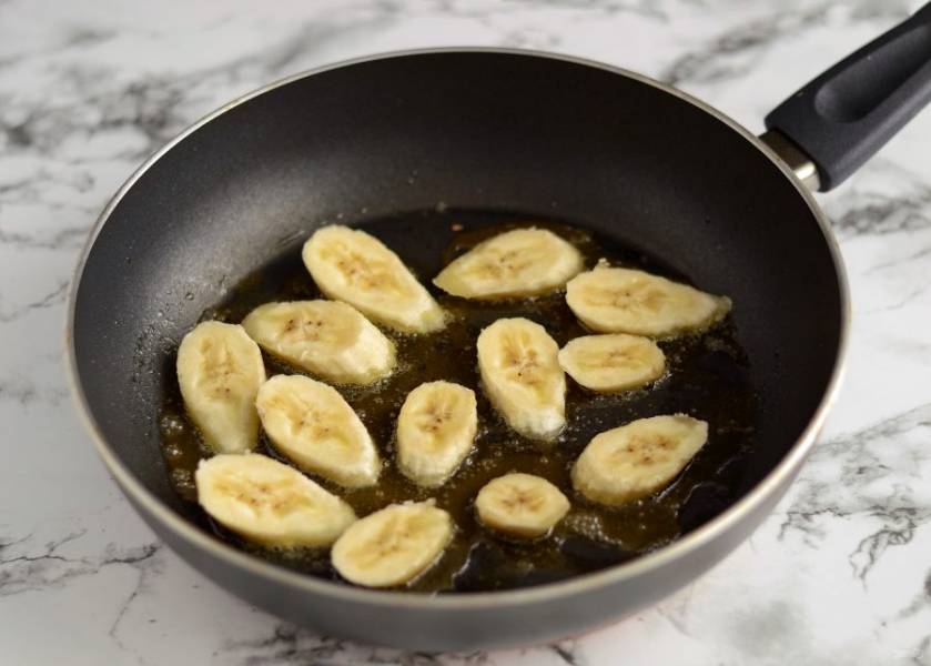 Обжарьте нарезанный ломтикам банан с двух сторон. В конце добавьте немного корицы. 