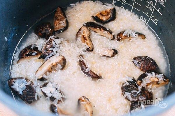 Как приготовить Жаренные свиные ребра с рисом на сковороде просто рецепт пошаговый