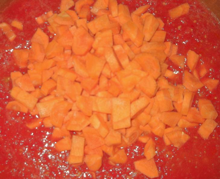 Морковь так же режем кубиками.