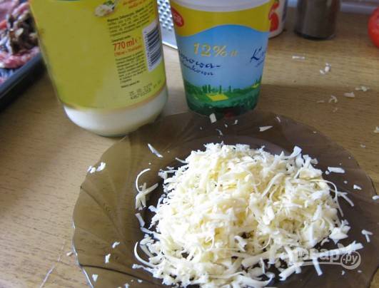 В небольшой посуде смешайте сметану, майонез и тертый сыр. Хорошо перемешайте.