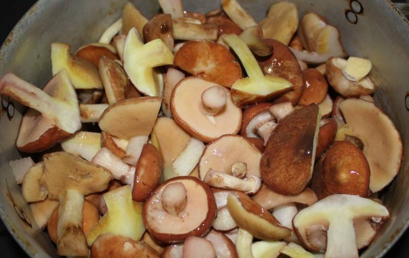 Грибы необходимо залить холодной водой на 1 час (так их легче мыть), затем почистить грибы губкой в холодной воде и разрезать на 2-4 части (зависит от размера грибов).