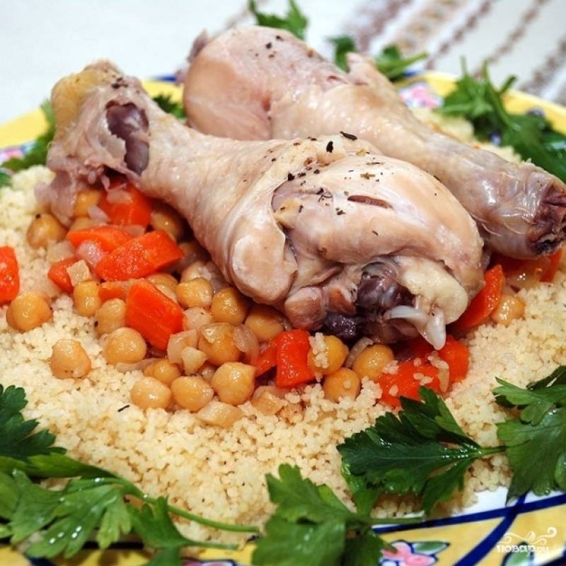 Поверх кускуса выкладываем отваренную курицу и обжаренные овощи. Украшаем зеленью - и блюдо готово. Приятного аппетита! :)