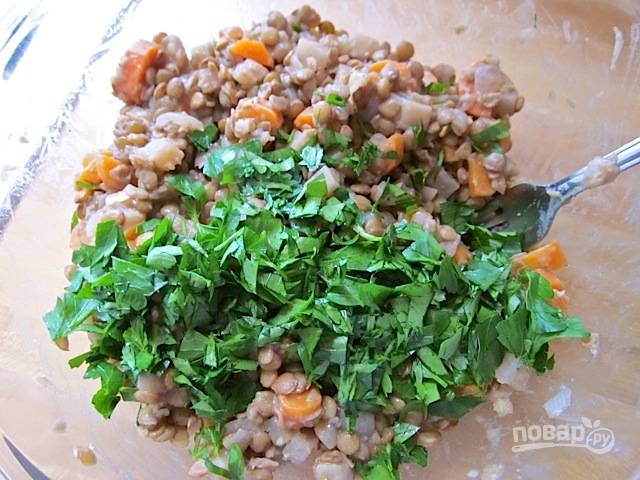 9.	Заправьте салат приготовленным соусом, добавьте измельченную петрушку и перемешайте.