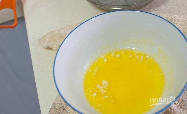 8. В миску выложите сливочное масло, отправьте его в микроволновую печь и растопите. Либо растопите масло в сотейнике на плите.