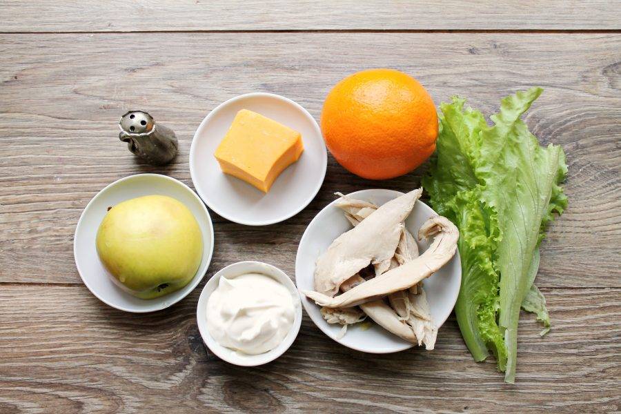 Подготовьте все необходимые ингредиенты для приготовления салата из курицы с апельсином и яблоком. Фрукты вымойте и обсушите.